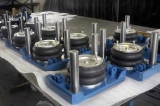 Vyrovnávací pneumatické stolice pro podávací rámy v hutním průmyslu